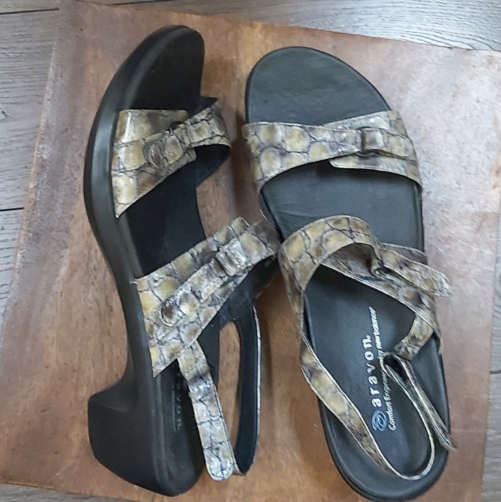 Aravon Phoebe leather strappy sandal.